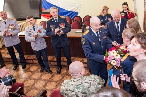 Вручение наград, ценных и памятных призов участникам памятных мероприятий, посвященных 20-й годовщине боевых действий в п. Комсомольское