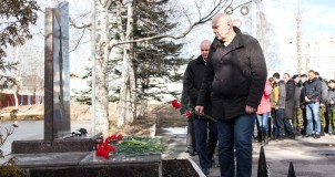 Цветы к памятнику и на могилы погибших солдат: памятные мероприятия, посвященные 20-й годовщине боевых действий в п. Комсомольское, прошли в Санкт-Петербурге