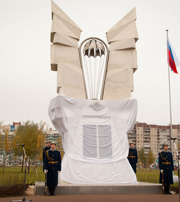 Памятник легендарной 6-й роте Псковской дивизии ВДВ был открыт в Санкт-Петербурге